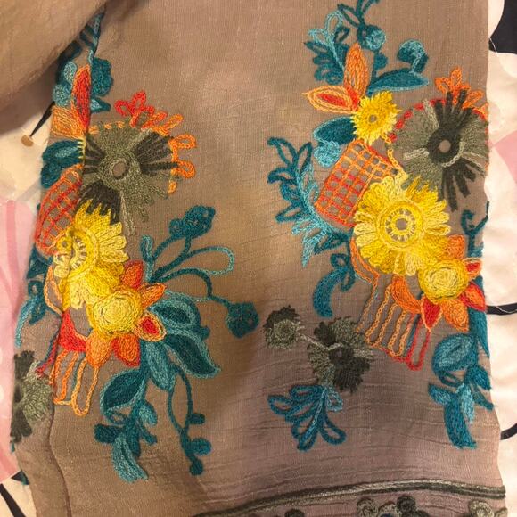 Fig and flower medium embroidered womens blouse - Picture 7 of 8